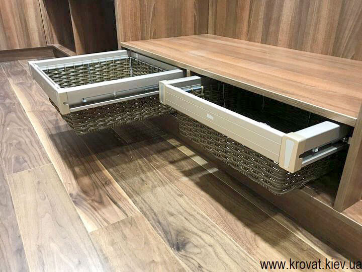 велика гардеробна з кошиками для речей на замовлення велика гардеробна з кошиками для речей на замовлення