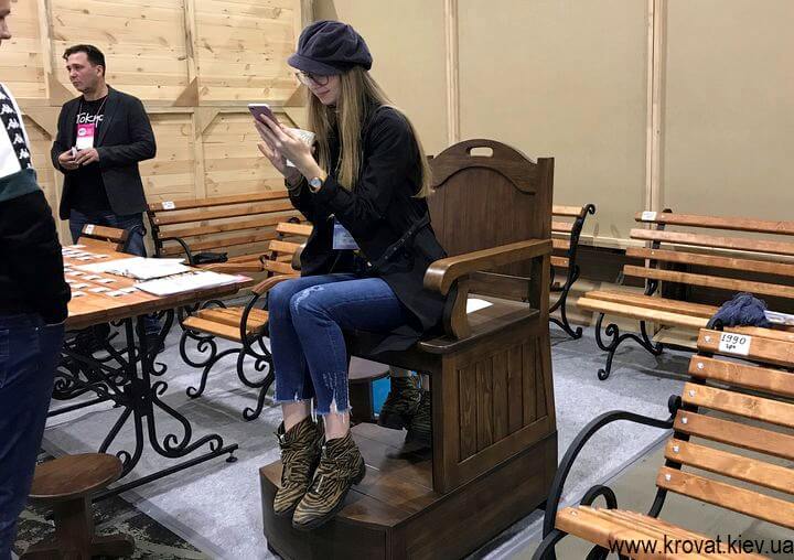 лавочки на меблевій виставці лавочки на меблевій виставці