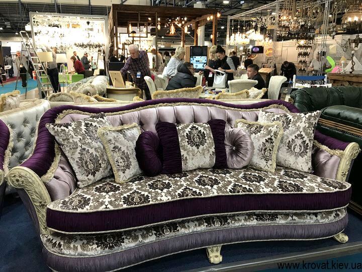 класичний диван на меблевій виставці класичний диван на меблевій виставці